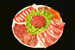 丰盛肉类拼盘美食