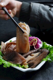 筷子夹起毛肚