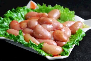 新鲜鸡肾摆于生菜之上