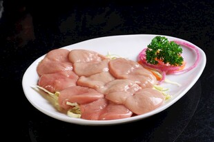 鲜嫩鸡肉片摆盘精致