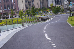 城市中的蜿蜒沥青健身步道