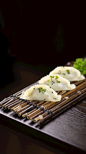 日式烤饺摆放在竹制托盘上
