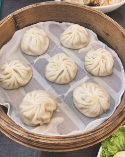竹笼中的美味手工小笼包