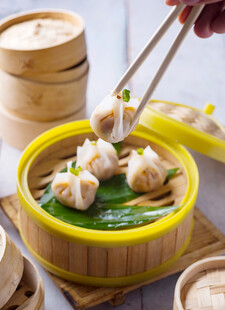筷子夹起美味小笼包