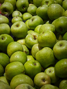青苹果堆成的丰收景象