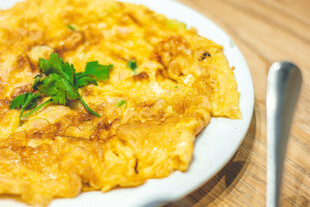 美味煎蛋饼摆于木桌之上