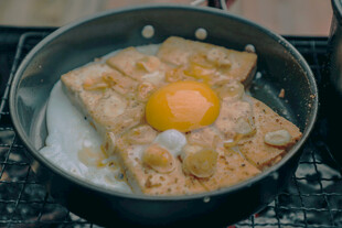 煎锅中的鸡蛋与面包片