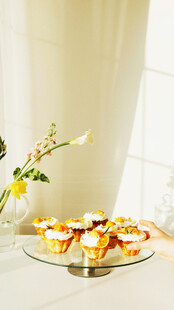 精致甜点摆放在优雅环境中