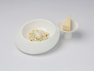 简约白色餐具与食物组合