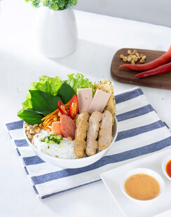 越南春卷美食摆盘展示