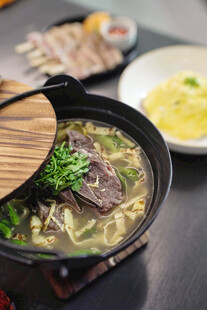 热气腾腾的牛肉汤美食