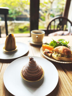 精致甜点与美味餐食组合