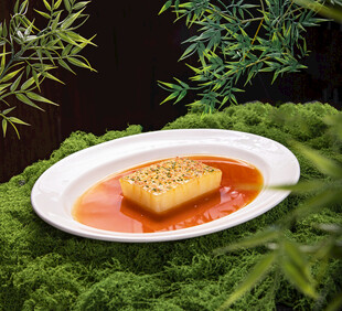 酱汁浇淋的精致豆腐料理