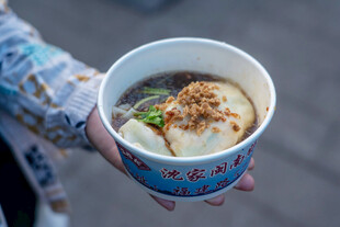 手持一碗美味特色汤面