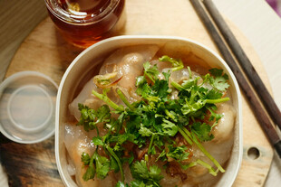 美味馄饨配翠绿香菜