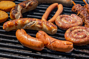 烤架上的多样美味香肠