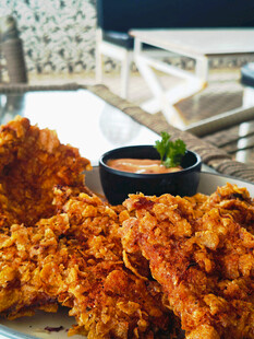 美味香酥炸鸡配蘸料