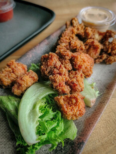 美味炸鸡配蔬菜摆盘