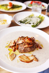 美味牛排搭配多样菜肴