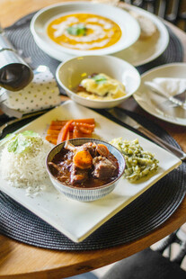 丰盛中式餐食摆放在餐桌
