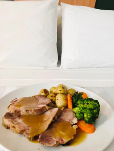 美味摆盘的鸭肉蔬菜餐