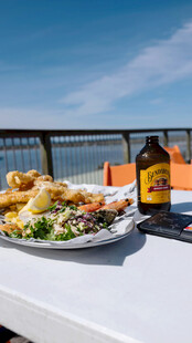 海边餐桌的美味餐食与啤酒