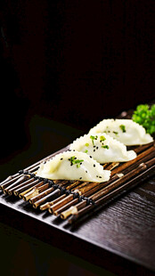 烤架上的美味饺子