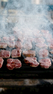 烤架上滋滋冒热气的肉块