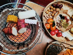 户外烧烤美食丰盛场景
