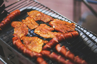 户外烧烤架上的美味烤肉