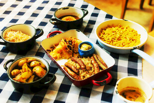 丰盛美食摆于格子桌布上