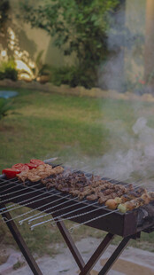 户外烧烤架上的美味烤肉