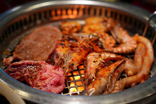 韩式烤肉锅中美味盛宴