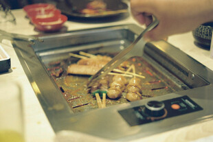 韩式烤肉现场烹饪瞬间
