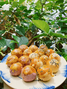 美味丸子摆于蓝白瓷盘