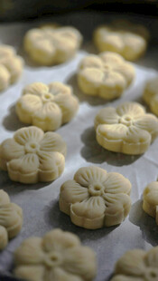 烤盘上的美味花朵形饼干
