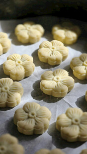 自制美味小花形饼干