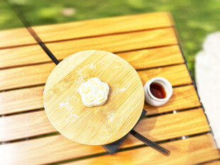 竹制茶具与一杯热茶