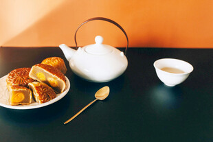 中式茶点与茶具的雅致组合