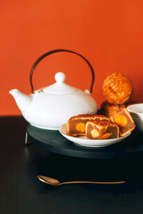 优雅茶具搭配美味点心