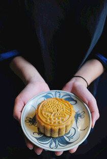 手中的精美传统月饼
