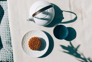 中式茶具与点心的静谧时光
