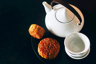 中式茶具与点心组合