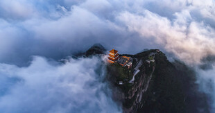 山顶露营者俯瞰云海奇观