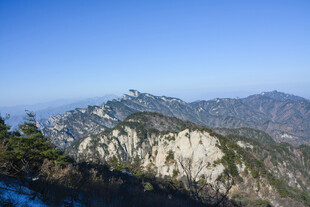 壮丽山景蓝天映衬巍峨山峦