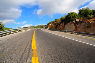 空旷公路延伸向远方