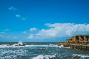 海边礁石与翻涌海浪