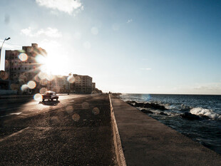海边公路上的光影美景