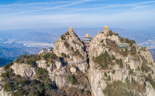 巍峨山峰上的古朴建筑