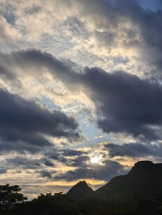 山间日落时分壮丽云霞